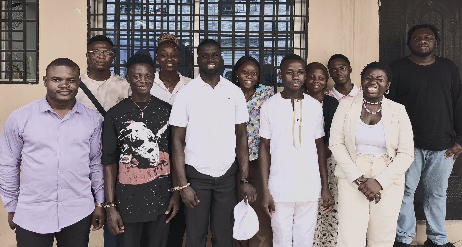 Le groupe réuni devant les locaux, à la fin de la masterclass MaxouAI.