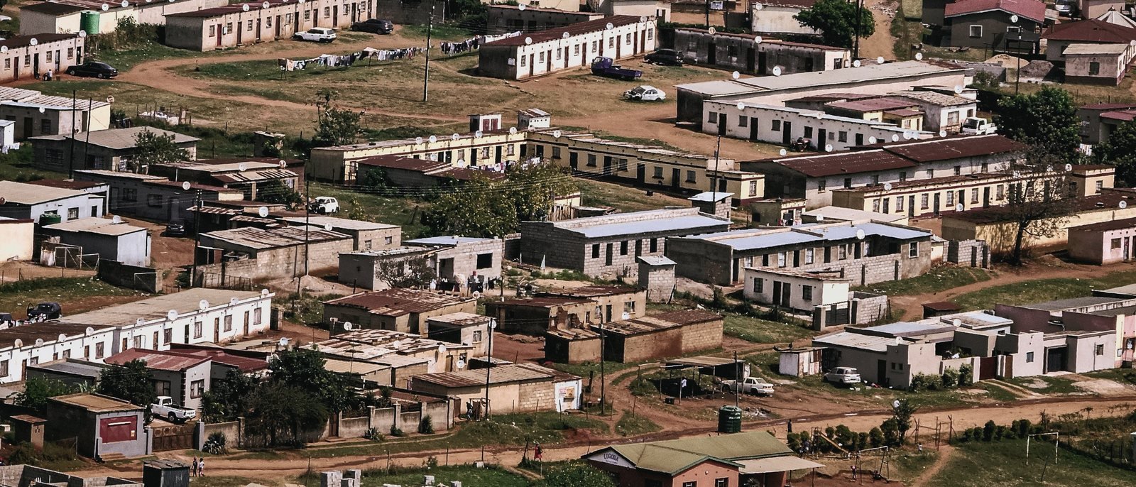 Vue aérienne d'une ville africaine, habitat dense et collines.